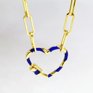 Makroansicht der vergoldeten Gliederkette mit blauem Emaille-Herzanhänger für Damen