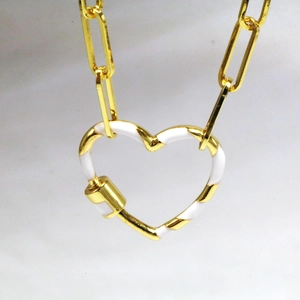 Detail von weißem Emaille Herz Karabiner Anhänger mit goldener grober Gliederkette