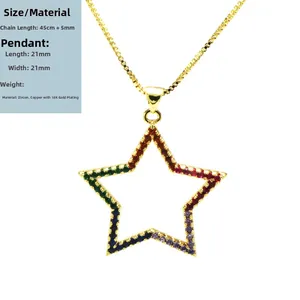 Detalle macro del colgante de estrella con circonitas arcoíris y cadena de cobre oro 18K