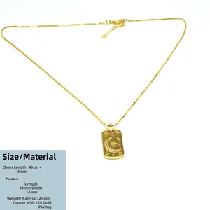 Detalle de collar chapado en oro 18K mostrando dimensiones de colgante de luna y estrella