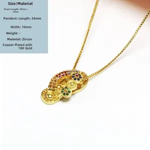 Detalle del collar chapado en oro 18K con colgante de zapato en circonitas arcoíris