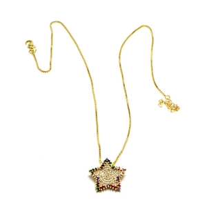 Elegante collar dorado con colgante de estrella adornado con circonitas de colores y cristal