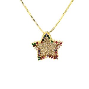 Detalle de un collar con colgante de estrella dorada decorado con pedrería multicolor