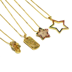 Set de collares dorados con colgantes de estrella, luna y circonitas de colores en fondo blanco