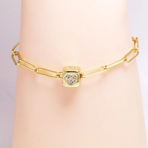 Bracciale a catena a graffetta dorata con pendente a cubo a cuore e micro cristalli