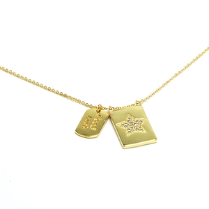 Collar chapado en oro con colgante rectangular de estrellas de circón y dije Good Luck blanco