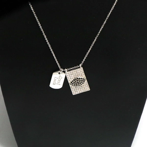 Collar de mal de ojo plateado con colgante de circón y medalla Good Luck en soporte negro