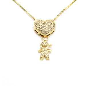 Nahaufnahme der goldenen Herz- und Jungen-Halskette mit funkelnden Zirkonia-Mikro-Inlays