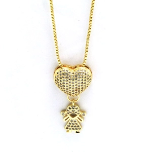 Detailansicht der Goldkette mit Zirkonia-Herz und Mädchen-Anhänger an einer Boxkette