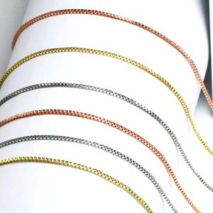 Klassische Box-Ketten in Gold Silber und Roségold auf einem Display-Ständer präsentiert