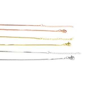 Nahaufnahme von drei Box-Ketten in Roségold, Gold und Silber mit Karabinerverschluss