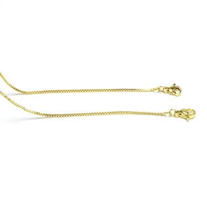 Detaillierte Nahaufnahme der goldenen Venezianerkette mit hochwertigem Karabinerverschluss