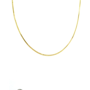 Detailansicht einer schlanken goldenen Venezianerkette mit elegantem Metallglanz