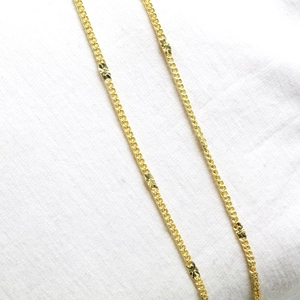Detaillierte Nahaufnahme einer zarten goldenen Gliederkette mit Sternschliff-Elementen