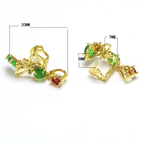 Detailansicht der Vintage-Blumenoherringe mit grünen Steinen und 30mm Maßangabe