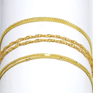 Detailaufnahme goldener Gliederketten und Wellenketten mit polierter Metalloberfläche