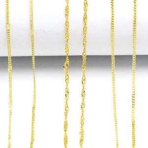 Verschiedene 18K Gold Halsketten minimalistisch auf weißen Zylindern präsentiert