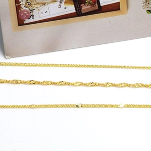Drei elegante goldene Schlüsselbeinketten mit Wellen- und Sterntextur auf weißem Grund