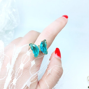 Exquisiter Schmetterlingsring mit blaugrünen Kristallen und Gold-Finish auf Spitze