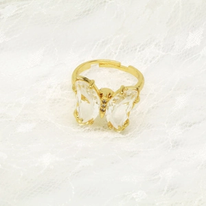 Detailansicht goldener Schmetterlingsring mit Kristallflügeln und Zirkonbesatz