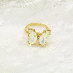 Makroaufnahme von Schmetterling Ring mit irisierenden Flügeln und Gold-Finish