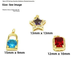 Detailaufnahme 18k vergoldeter Anhänger mit lila Stern und roten quadratischen Zirkonia