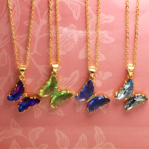 Collana con pendente a farfalla in cristallo colorato e catena dorata per donna