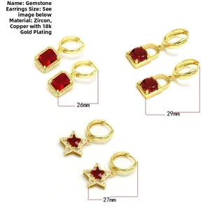 Détail de boucles d'oreilles plaquées or 18 carats avec zircons rouges en étoile et cadenas