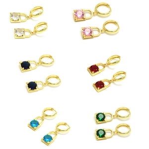 Boucles d'oreilles cadenas dorées avec cristaux de zircon carrés colorés en six couleurs