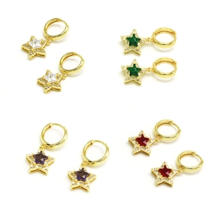 Ensemble de créoles dorées avec pendentifs étoiles en cristaux blanc, vert, violet et rouge