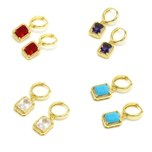 Boucles d'oreilles carrées en cristal doré avec halo de zircon en quatre couleurs
