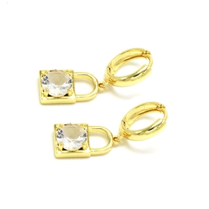 Détail de boucles d'oreilles dorées en forme de cadenas avec zircon clair et fermoir anneau