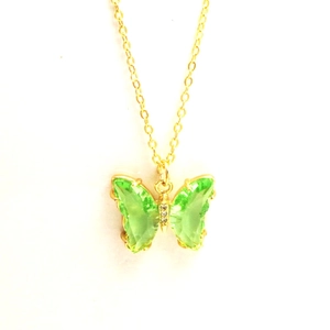 Collana a farfalla dorata con ali in cristallo verde e accenti in pietra di zircone