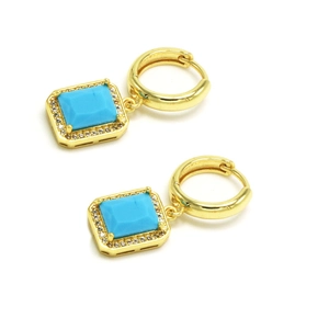 Détails de boucles d'oreilles dorées avec pendentif turquoise et bordure en zircon