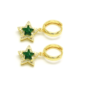 Gros plan de boucles d'oreilles étoile en or avec pierre vert émeraude et zircons blancs