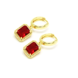 Macro de boucles d'oreilles dorées avec pierre rouge rectangulaire et halo de zircons