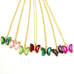 Collection de colliers papillons en cristal coloré avec chaînes dorées aux tons variés