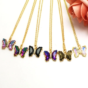 Colliers papillon en cristal coloré en six teintes avec des chaînes dorées élégantes