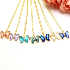 Colliers papillon en cristal coloré en sept teintes avec de fines chaînes dorées