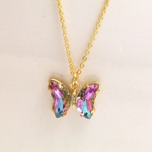 Vue détaillée du pendentif papillon en cristal coloré avec placage or et détails sertis