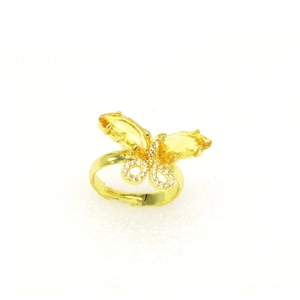 Detaillierte Makroansicht des goldenen Schmetterlingsrings mit gelben Steinen und Zirkonsteinen