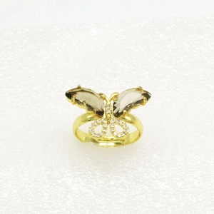 Detailansicht verstellbarer Schmetterling-Ring mit braunen Kristallen und Pavé-Besatz