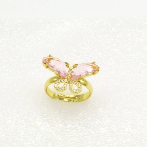 Detail eines Schmetterlingsrings mit rosa Edelsteinen und Kristallen auf Goldband