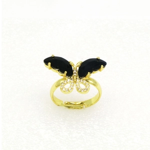 Detailansicht eines goldenen Schmetterlingsrings mit schwarzen Steinen und Strass