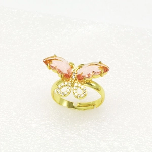 Makroaufnahme Goldener Schmetterling Ring mit rosa Kristallen und weißen Zirkonia