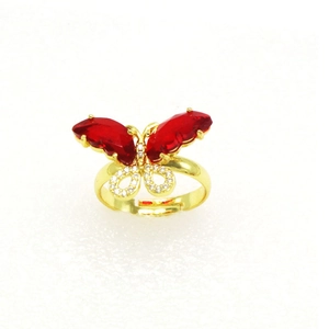 Detail eines verstellbaren Goldrings mit roten Edelstein-Schmetterlingsflügeln und Zirkonia