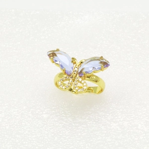 Makroaufnahme Goldener Schmetterlingsring mit lila Kristallen und weißen Diamantdetails