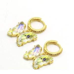 Détail de boucles d'oreilles papillon dorées avec pierres irisées et zircons