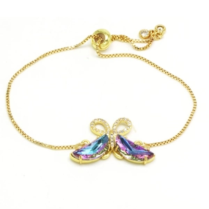 Details eines vergoldeten Armbands mit lila Kristall-Schmetterling und Schiebeverschluss