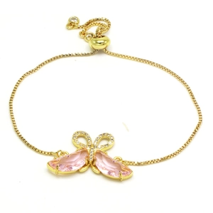 Detail eines rosa Kristall-Schmetterlingsarmbands mit verstellbarer Goldkette und Gleitverschluss